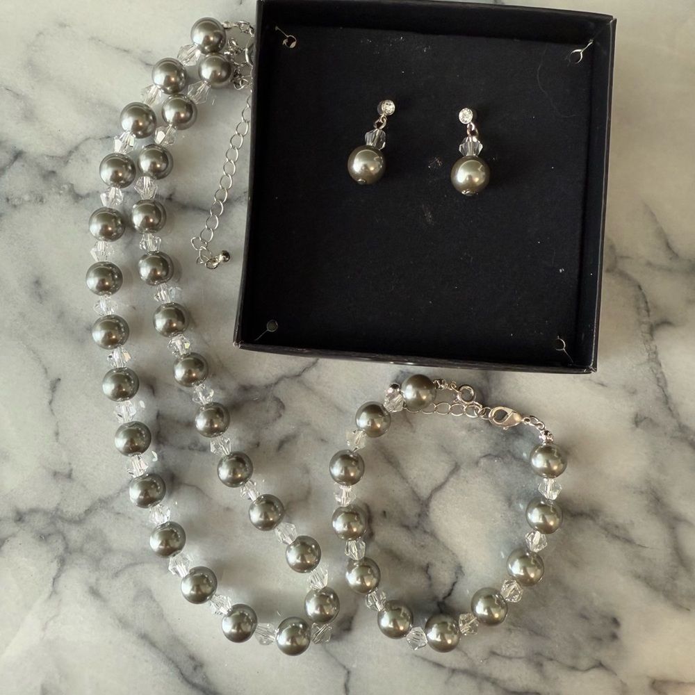 Avon Lucky Pearlesque 3pc Necklace Bracelet Earring Set